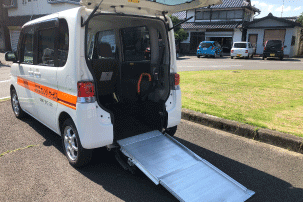 車椅子のまま乗降することができます